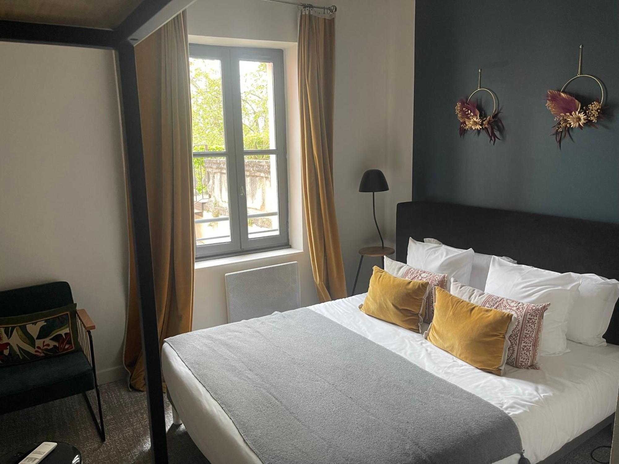 Le Victoria Boutique Hotel Сен-Поль-Труа-Шато Экстерьер фото
