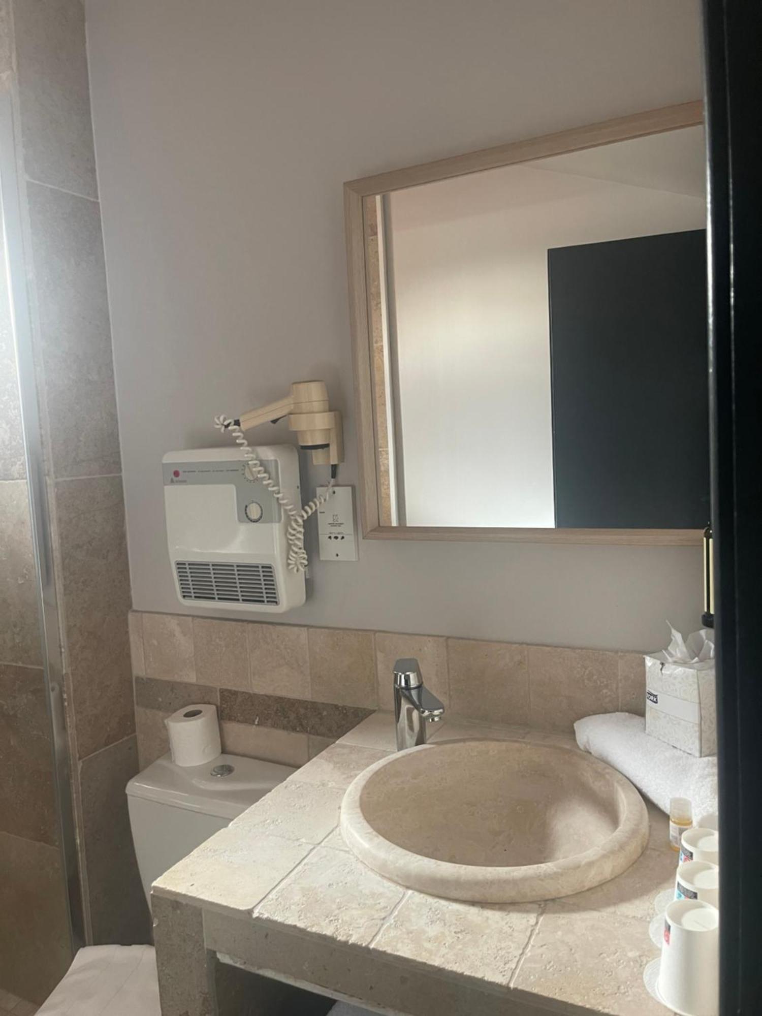 Le Victoria Boutique Hotel Сен-Поль-Труа-Шато Экстерьер фото